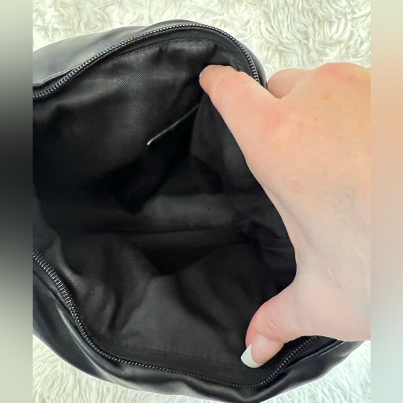 🖤NWT-FOREVER 21 Quilted Black Faux Leather Shoulder Bag W/ Silver chain strap🖤 - Picture 9 of 14